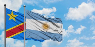 Kongo ve Arjantin bayrağı birlikte beyaz bulutlu mavi gökyüzüne karşı rüzgarsal sallayarak. Diplomasi kavramı, uluslararası ilişkiler.