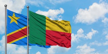 Kongo ve Benin bayrağı birlikte beyaz bulutlu mavi gökyüzüne karşı rüzgarda sallayarak. Diplomasi kavramı, uluslararası ilişkiler.