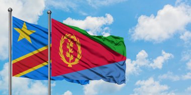 Kongo ve Eritre bayrağı birlikte beyaz bulutlu mavi gökyüzüne karşı rüzgarda sallayarak. Diplomasi kavramı, uluslararası ilişkiler.