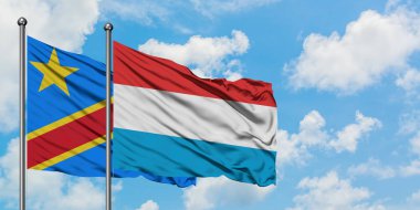 Kongo ve Lüksemburg bayrağı birlikte beyaz bulutlu mavi gökyüzüne karşı rüzgarda sallayarak. Diplomasi kavramı, uluslararası ilişkiler.