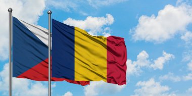 Çek Cumhuriyeti ve Çad bayrağı birlikte beyaz bulutlu mavi gökyüzüne karşı rüzgarda sallayarak. Diplomasi kavramı, uluslararası ilişkiler.