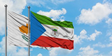 Kıbrıs ve Ekvator Ginesi bayrağı birlikte beyaz bulutlu mavi gökyüzüne karşı rüzgarda sallayarak. Diplomasi kavramı, uluslararası ilişkiler.