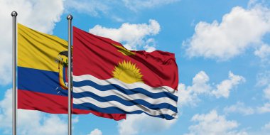 Ekvador ve Kiribati bayrağı birlikte beyaz bulutlu mavi gökyüzüne karşı rüzgarda sallayarak. Diplomasi kavramı, uluslararası ilişkiler.