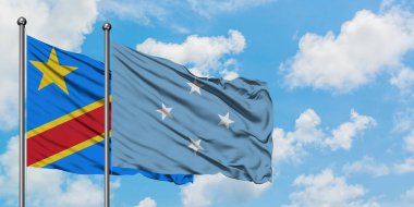 Kongo ve Mikronezya bayrağı birlikte beyaz bulutlu mavi gökyüzüne karşı rüzgarda sallayarak. Diplomasi kavramı, uluslararası ilişkiler.