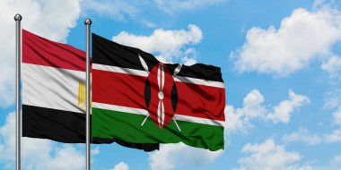Mısır ve Kenya bayrağı birlikte beyaz bulutlu mavi gökyüzüne karşı rüzgarda sallayarak. Diplomasi kavramı, uluslararası ilişkiler.