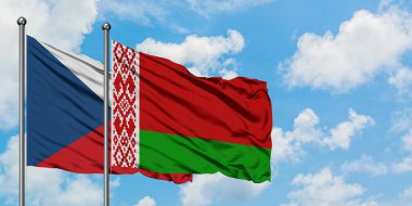 Çek Cumhuriyeti ve Beyaz Rusya bayrağı birlikte beyaz bulutlu mavi gökyüzüne karşı rüzgarda sallayarak. Diplomasi kavramı, uluslararası ilişkiler.