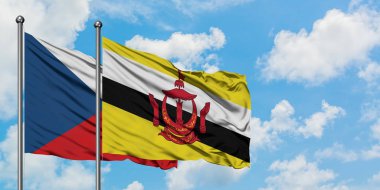 Çek Cumhuriyeti ve Brunei bayrağı birlikte beyaz bulutlu mavi gökyüzüne karşı rüzgarda sallayarak. Diplomasi kavramı, uluslararası ilişkiler.