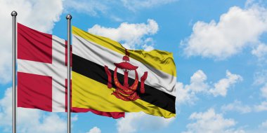 Danimarka ve Brunei bayrağı birlikte beyaz bulutlu mavi gökyüzüne karşı rüzgarda sallayarak. Diplomasi kavramı, uluslararası ilişkiler.