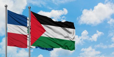 Dominik Cumhuriyeti ve Filistin bayrağı birlikte beyaz bulutlu mavi gökyüzüne karşı rüzgarda sallayarak. Diplomasi kavramı, uluslararası ilişkiler.