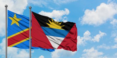Kongo ve Antigua ve Barbuda bayrağı birlikte beyaz bulutlu mavi gökyüzüne karşı rüzgarda sallayarak. Diplomasi kavramı, uluslararası ilişkiler.