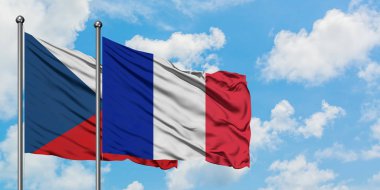 Çek Cumhuriyeti ve Reunion bayrağı birlikte beyaz bulutlu mavi gökyüzüne karşı rüzgarda sallayarak. Diplomasi kavramı, uluslararası ilişkiler.