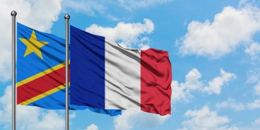 Kongo ve Reunion bayrağı birlikte beyaz bulutlu mavi gökyüzüne karşı rüzgarda sallayarak. Diplomasi kavramı, uluslararası ilişkiler.