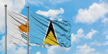 Kıbrıs ve Saint Lucia bayrağı birlikte beyaz bulutlu mavi gökyüzüne karşı rüzgarda sallayarak. Diplomasi kavramı, uluslararası ilişkiler.