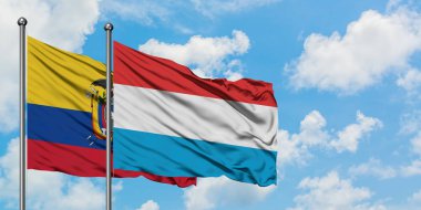 Ekvador ve Lüksemburg bayrağı birlikte beyaz bulutlu mavi gökyüzüne karşı rüzgarda sallayarak. Diplomasi kavramı, uluslararası ilişkiler.