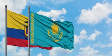 Ekvador ve Kazakistan bayrağı birlikte beyaz bulutlu mavi gökyüzüne karşı rüzgarsal sallayarak. Diplomasi kavramı, uluslararası ilişkiler.