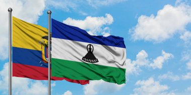 Ekvador ve Lesotho bayrağı birlikte beyaz bulutlu mavi gökyüzüne karşı rüzgarda sallayarak. Diplomasi kavramı, uluslararası ilişkiler.