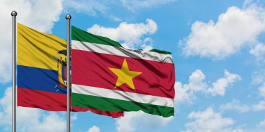 Ekvador ve Surinam bayrağı birlikte beyaz bulutlu mavi gökyüzüne karşı rüzgarsal sallayarak. Diplomasi kavramı, uluslararası ilişkiler.