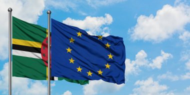 Dominika ve Avrupa Birliği bayrağı birlikte beyaz bulutlu mavi gökyüzüne karşı rüzgarda sallayarak. Diplomasi kavramı, uluslararası ilişkiler.