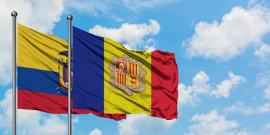 Ekvador ve Andorra bayrağı birlikte beyaz bulutlu mavi gökyüzüne karşı rüzgarda sallayarak. Diplomasi kavramı, uluslararası ilişkiler.