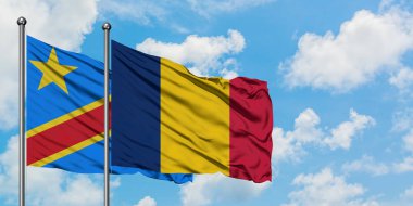 Kongo ve Çad bayrağı birlikte beyaz bulutlu mavi gökyüzüne karşı rüzgarda sallayarak. Diplomasi kavramı, uluslararası ilişkiler.