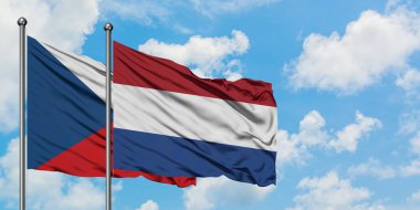 Çek Cumhuriyeti ve Hollanda bayrağı birlikte beyaz bulutlu mavi gökyüzüne karşı rüzgarsal sallayarak. Diplomasi kavramı, uluslararası ilişkiler.