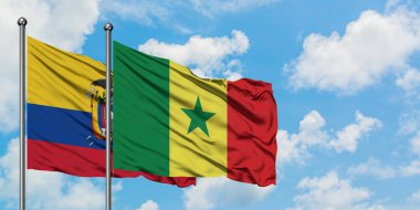 Ekvador ve Senegal bayrağı birlikte beyaz bulutlu mavi gökyüzüne karşı rüzgarda sallayarak. Diplomasi kavramı, uluslararası ilişkiler.