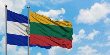 El Salvador ve Litvanya bayrağı birlikte beyaz bulutlu mavi gökyüzüne karşı rüzgarda sallayarak. Diplomasi kavramı, uluslararası ilişkiler.