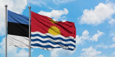 Estonya ve Kiribati bayrağı birlikte beyaz bulutlu mavi gökyüzüne karşı rüzgarda sallayarak. Diplomasi kavramı, uluslararası ilişkiler.