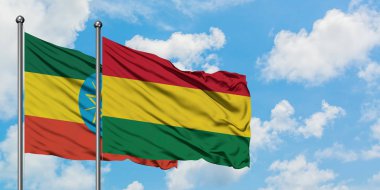 Etiyopya ve Bolivya bayrağı birlikte beyaz bulutlu mavi gökyüzüne karşı rüzgarda sallayarak. Diplomasi kavramı, uluslararası ilişkiler.