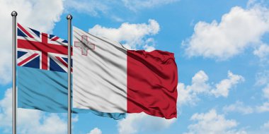 Fiji ve Malta bayrağı birlikte beyaz bulutlu mavi gökyüzüne karşı rüzgarda sallayarak. Diplomasi kavramı, uluslararası ilişkiler.