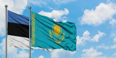 Estonya ve Kazakistan bayrağı birlikte beyaz bulutlu mavi gökyüzüne karşı rüzgarsal sallayarak. Diplomasi kavramı, uluslararası ilişkiler.