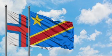 Faroe Adaları ve Kongo bayrağı birlikte beyaz bulutlu mavi gökyüzüne karşı rüzgarda sallayarak. Diplomasi kavramı, uluslararası ilişkiler.