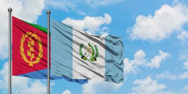 Eritre ve Guatemala bayrağı birlikte beyaz bulutlu mavi gökyüzüne karşı rüzgarda sallayarak. Diplomasi kavramı, uluslararası ilişkiler.