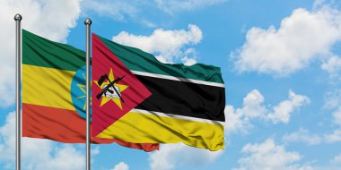 Etiyopya ve Mozambik bayrağı birlikte beyaz bulutlu mavi gökyüzüne karşı rüzgarda sallayarak. Diplomasi kavramı, uluslararası ilişkiler.