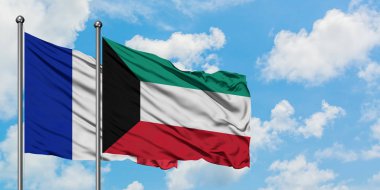 Fransa ve Kuveyt bayrağı birlikte beyaz bulutlu mavi gökyüzüne karşı rüzgarsal sallayarak. Diplomasi kavramı, uluslararası ilişkiler.