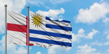 İngiltere ve Uruguay bayrağı birlikte beyaz bulutlu mavi gökyüzüne karşı rüzgarsal sallayarak. Diplomasi kavramı, uluslararası ilişkiler.