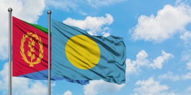 Eritre ve Palau bayrağı birlikte beyaz bulutlu mavi gökyüzüne karşı rüzgarda sallayarak. Diplomasi kavramı, uluslararası ilişkiler.
