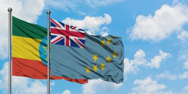 Etiyopya ve Tuvalu bayrağı birlikte beyaz bulutlu mavi gökyüzüne karşı rüzgarda sallayarak. Diplomasi kavramı, uluslararası ilişkiler.