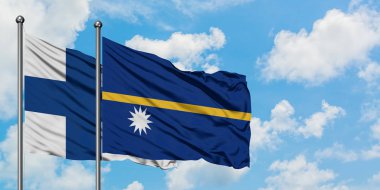 Finlandiya ve Nauru bayrağı birlikte beyaz bulutlu mavi gökyüzüne karşı rüzgarda sallayarak. Diplomasi kavramı, uluslararası ilişkiler.