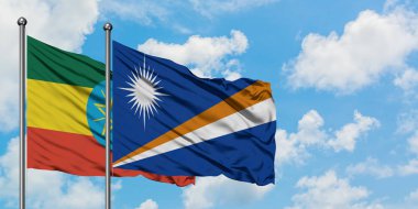 Etiyopya ve Marshall Adaları bayrağı birlikte beyaz bulutlu mavi gökyüzüne karşı rüzgarda sallayarak. Diplomasi kavramı, uluslararası ilişkiler.