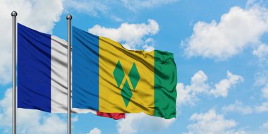 Fransa ve Saint Vincent ve Grenadinler bayrak birlikte beyaz bulutlu mavi gökyüzüne karşı rüzgarda sallayarak. Diplomasi kavramı, uluslararası ilişkiler.