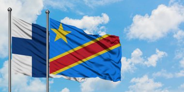 Finlandiya ve Kongo bayrağı birlikte beyaz bulutlu mavi gökyüzüne karşı rüzgarda sallayarak. Diplomasi kavramı, uluslararası ilişkiler.