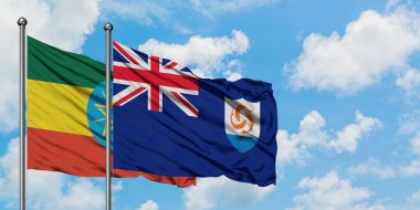 Etiyopya ve Anguilla bayrağı birlikte beyaz bulutlu mavi gökyüzüne karşı rüzgarda sallayarak. Diplomasi kavramı, uluslararası ilişkiler.