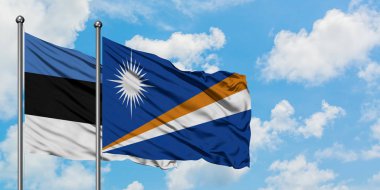 Estonya ve Marshall Adaları bayrağı birlikte beyaz bulutlu mavi gökyüzüne karşı rüzgarda sallayarak. Diplomasi kavramı, uluslararası ilişkiler.