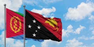Eritre ve Papua Yeni Gine bayrağı birlikte beyaz bulutlu mavi gökyüzüne karşı rüzgarda sallayarak. Diplomasi kavramı, uluslararası ilişkiler.