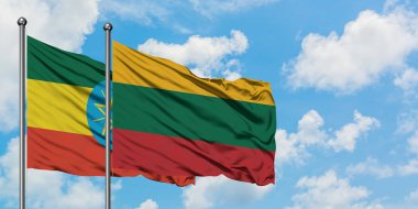 Etiyopya ve Litvanya bayrağı birlikte beyaz bulutlu mavi gökyüzüne karşı rüzgarda sallayarak. Diplomasi kavramı, uluslararası ilişkiler.