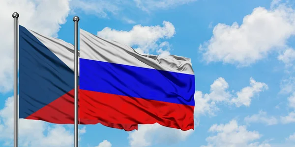 Tschechische Republik und Russland schwenken gemeinsam die Flagge im Wind vor dem wolkenverhangenen blauen Himmel. Diplomatie-Konzept, internationale Beziehungen. — Stockfoto