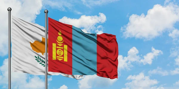 Bandera de Chipre y Mongolia ondeando en el viento contra el cielo azul nublado blanco juntos. Concepto diplomático, relaciones internacionales . — Foto de Stock