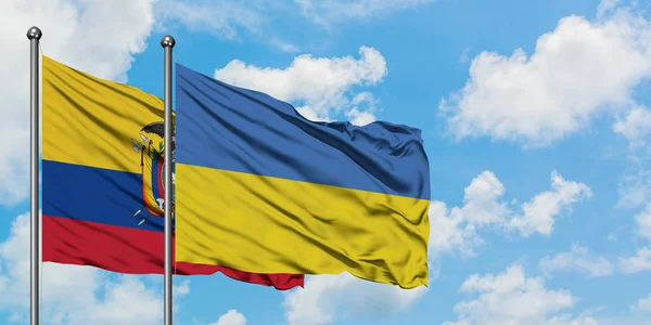 Bandera de Ecuador y Ucrania ondeando en el viento contra el cielo azul nublado blanco juntos. Concepto diplomático, relaciones internacionales . — Foto de Stock