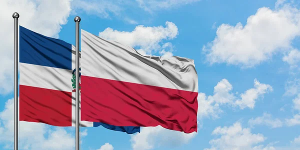 Домініканська Республіка і Польща прапор розмахуючи в вітер проти білого хмарного синього неба разом. Концепція дипломатії, міжнародні відносини. — стокове фото